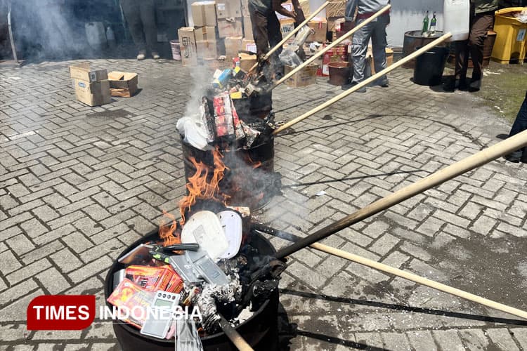 Kejari Kota Malang Musnahkan Barang Bukti dari 53 Perkara, Didominasi Kasus Narkotika